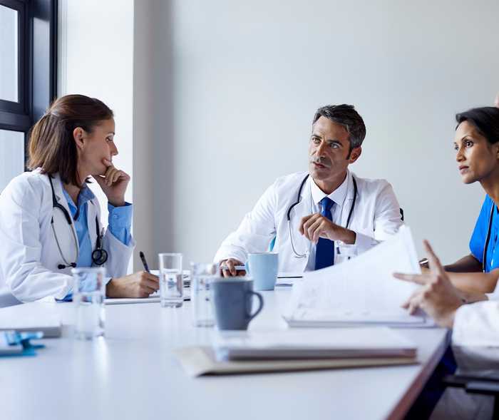 Leben mit NET: Ärztinnen und Ärzte bei der Tumorkonferenz