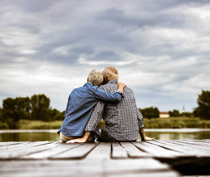 Leben mit NET: Ein Paar sitzt auf einem Steg