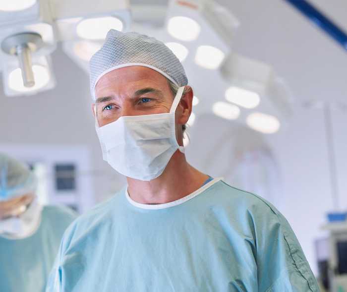 Leben mit NET: Ein Arzt im OP-Saal kurz vor der Operation Leben mit NET: Ein Arzt im OP-Saal kurz vor der Operation
