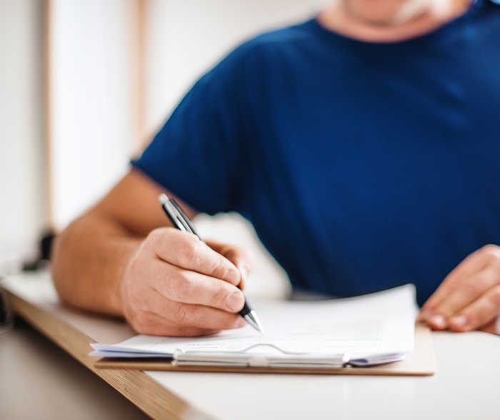 Leben mit NET: Ein Patient füllt einen Antrag zu einem Schwerbehindertenausweis aus