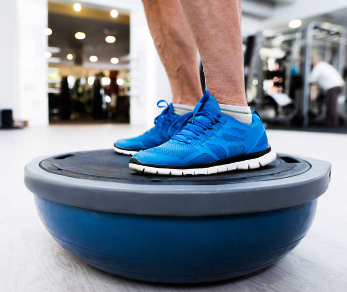 Leben mit NET: Ein Patient trainiert seine Sensomotorik mit einer Gleichgewichtsübung