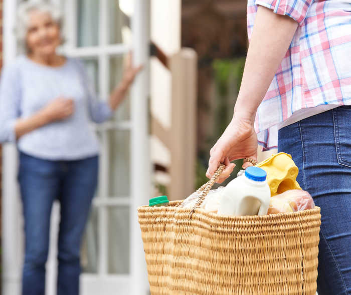 Leben mit NET: Eine Patientin bekommt ihre Einkäufe gebracht