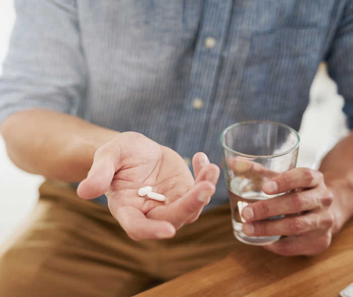 Leben mit NET: Ein Mann bei der Einnahme seiner Medikamente für seine zielgerichtete Therapie. Leben mit NET: Ein Mann bei der Einnahme seiner Medikamente für seine zielgerichtete Therapie.