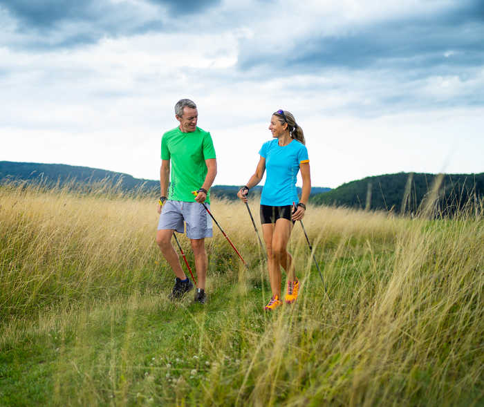 Leben mit NET: Ein Paar beim Nordic Walking Leben mit NET: Ein Paar beim Nordic Walking