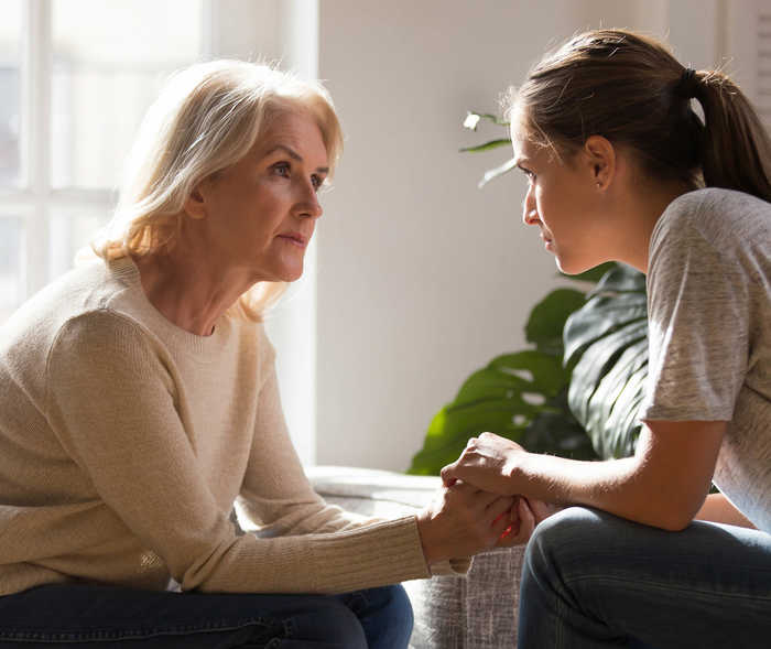 Leben mit NET: EIne Mutter und eine Tochter schauen sich innig an