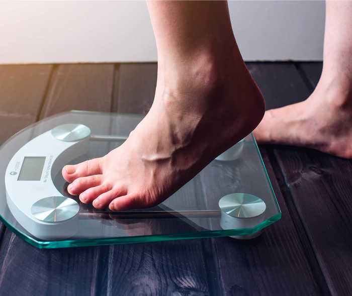 Leben mit NET: Die regelmäßige Gewichtskontrolle per Waage ist wichtig