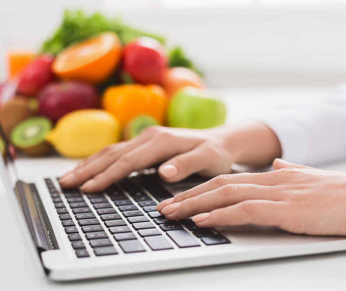 Leben mit NET: Eine Frau bei der Internetrecherche nach einem Ernährungsberater.