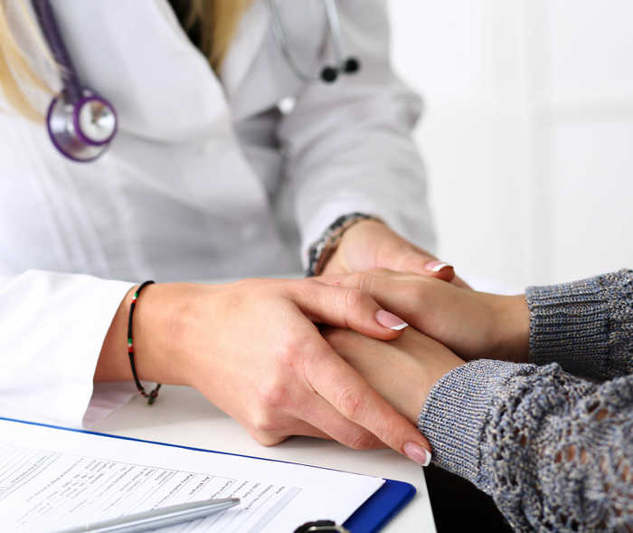 Leben mit NET: Eine Ärztin tröstet eine Patientin nach der Diagnose