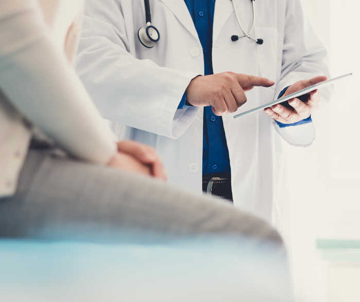 Leben mit NET: Ein Patient beim Arztgespräch Leben mit NET: Ein Patient beim Arztgespräch