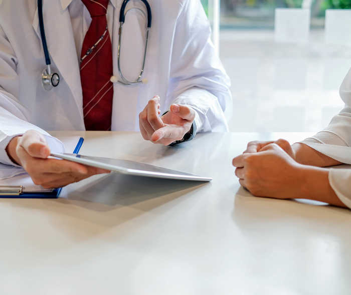 Leben mit NET: Eine Ärztin bespricht mit einer Patientin eine Diagnose