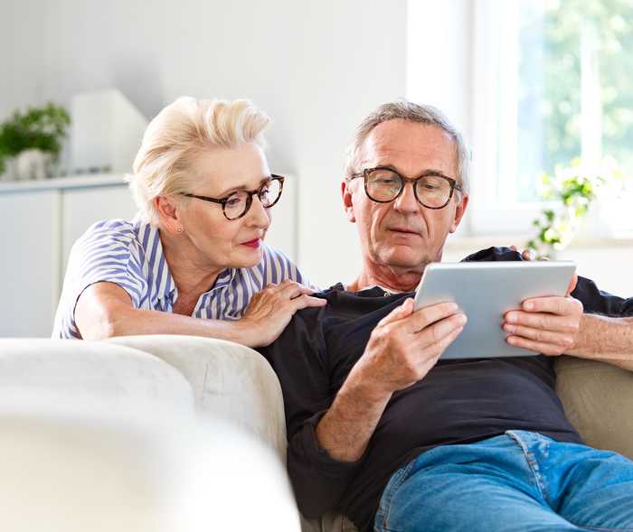 Leben mit NET: Ein älteres Paar informiert sich im Internet über Behandlungsmöglichkeiten bei endokrinen Tumoren