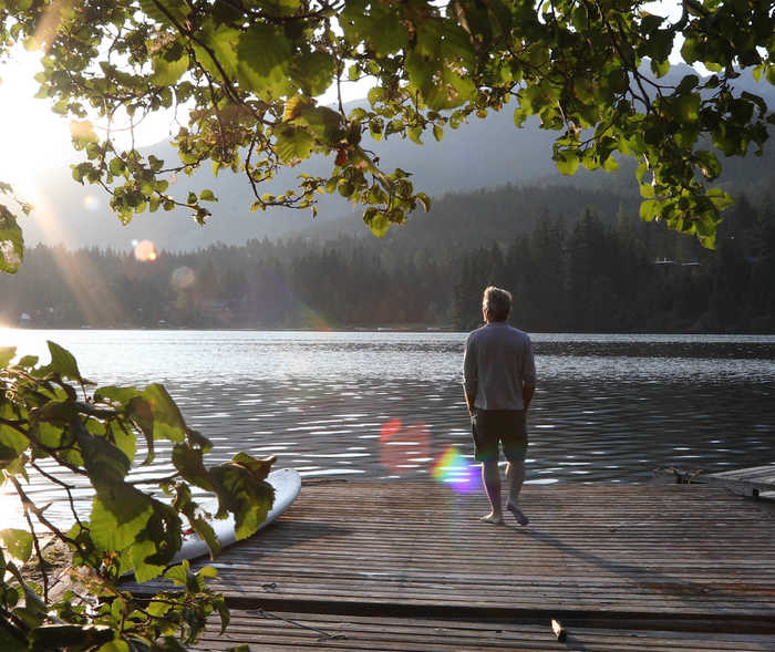Leben mit NET: Ein Mann läuft nachdenklich über einen Steg an einem See