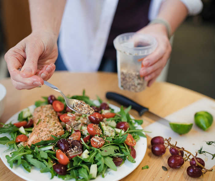 Leben mit NET: Eine Patientin richtet sich einen Salatteller an