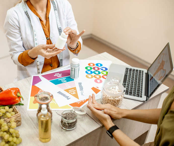 Leben mit NET: Ein Ernährungsberaterin im Gespräch mit einer Patientin Leben mit NET: Ein Ernährungsberaterin im Gespräch mit einer Patientin