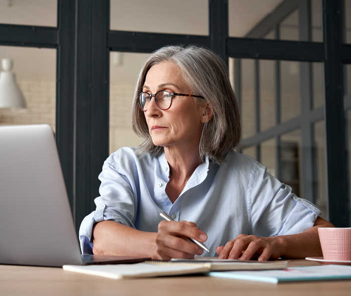 Leben mit NET: Ein Patient recherchiert im Internet zu dem Thema Erwerbsminderungsrente
