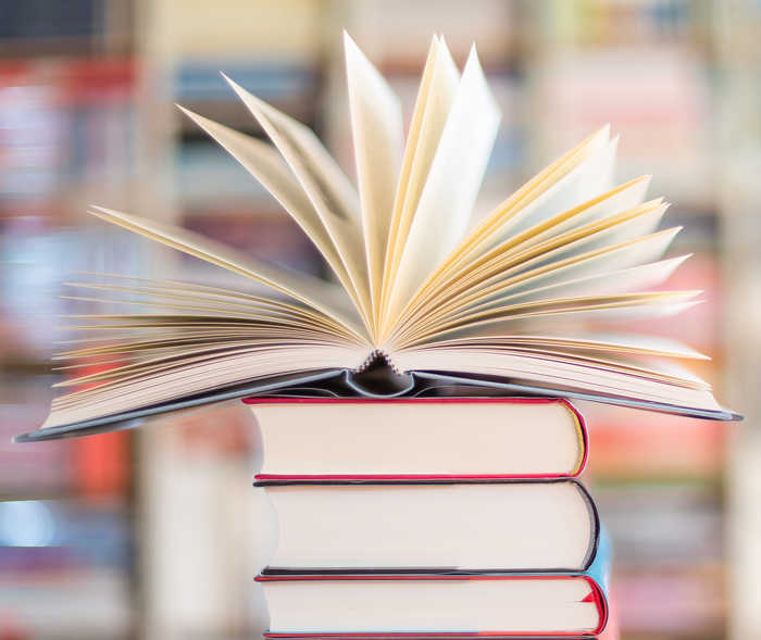 Leben mit NET: Ein aufgeklapptes Buch auf einem Stapel Bücher Leben mit NET: Ein aufgeklapptes Buch auf einem Stapel Bücher