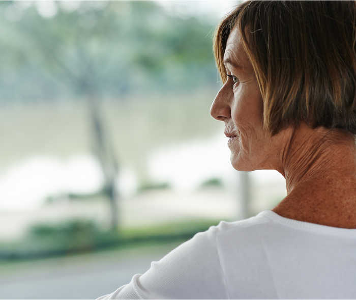 Leben mit NET: Eine ätere Frau schaut nachdenlich zur Seite. Leben mit NET: Eine ätere Frau schaut nachdenlich zur Seite.