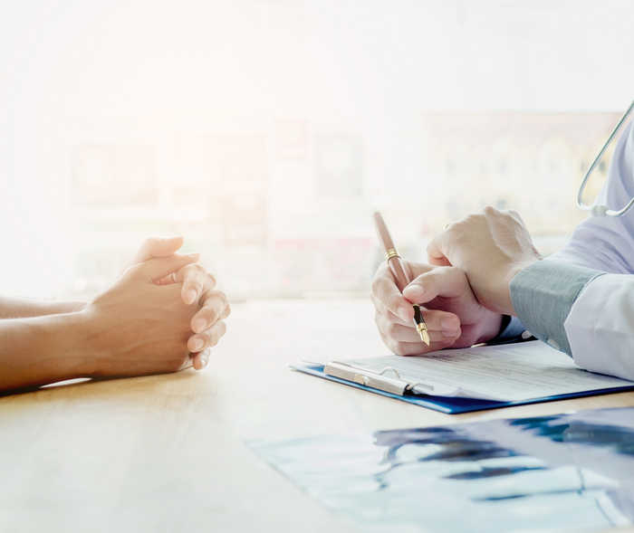 Leben mit NET: EIne Ärztin bespricht die Nachsorge mit ihrer Patientin