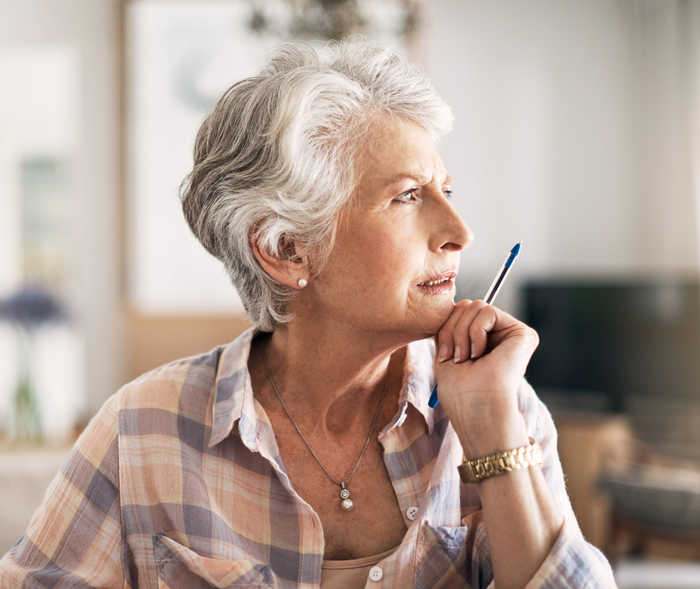 Leben mit NET: Eine ältere Dame macht sich Gedanken über den Zeitplan ihrer Nachsorge