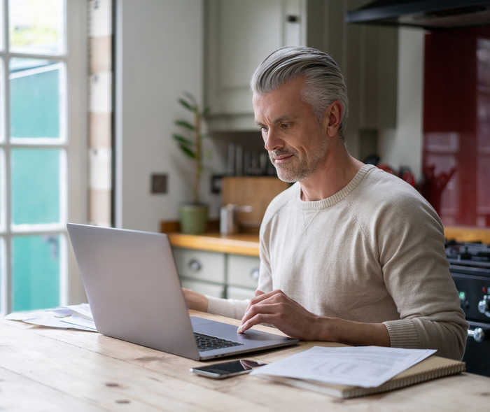 Leben mit NET: Ein Patient erkundigt sich im Internet nach Leistungen der Pflegeversicherung