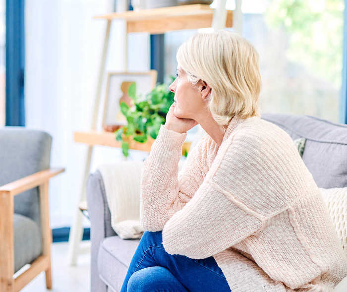 Leben mit NET: Eine Patientin schaut nachdenklich