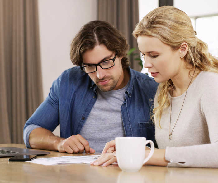 Leben mit NET: Ein Paar bei einem Antrag auf Sozialleistungen