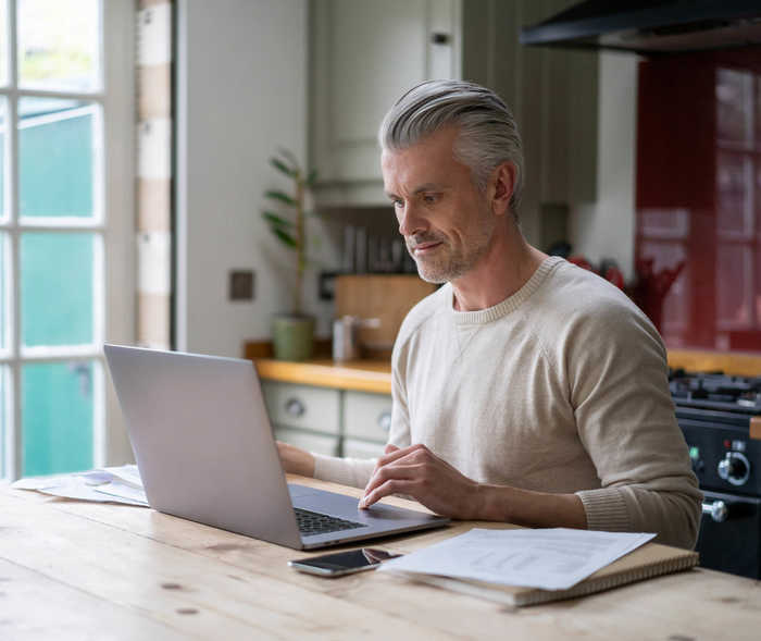 Leben mit NET: Ein Patient informiert sich im Internet über die Erwerbsminderungsrente