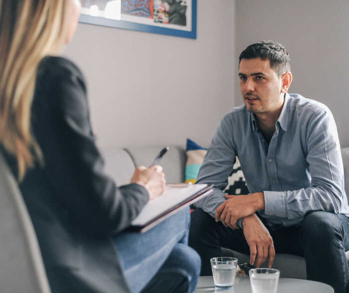 Leben mit NET: Ein Patient lässt sich zum Thema Pflegekasse beraten