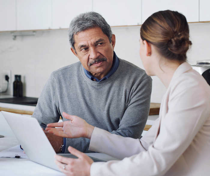 Leben mit NET: Ein Patient lässt sich zum Thema Rehabilitationsleistungen beraten