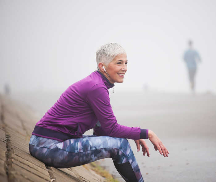Leben mit NET: Ein Frau ruht sich nach dem Joggen etwas aus.