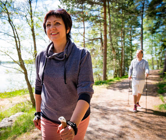Leben mit NET: Eine Frau beim Nordic Walking