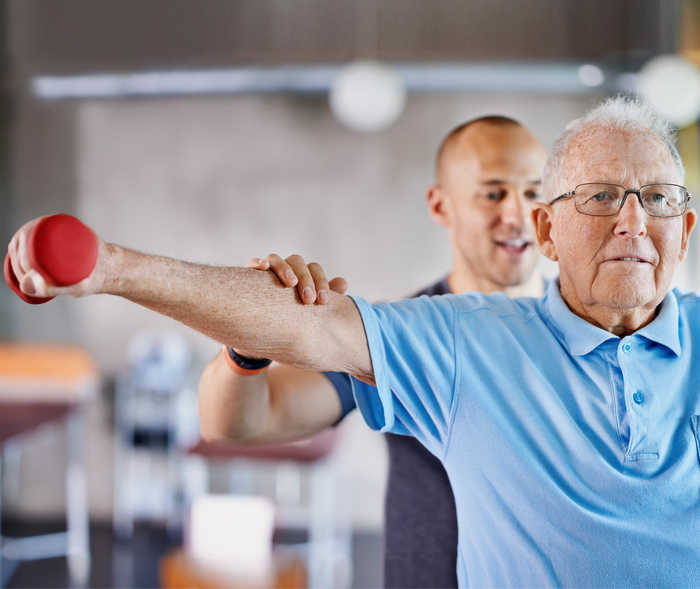 Leben mit NET: Ein älterer Patient beim Krafttraining