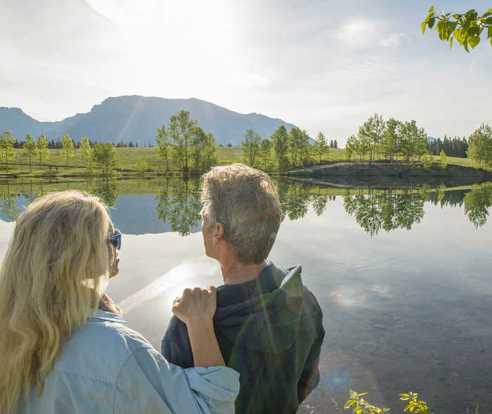 Leben mit NET: Ein Paar schaut über einen See.