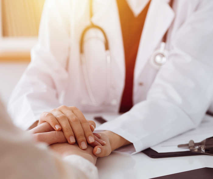 Leben mit NET: Eine Ärztin hält die Hände ihrer Patientin Leben mit NET: Eine Ärztin hält die Hände ihrer Patientin