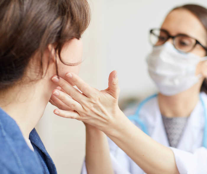 Leben mit NET: Eine Ärztin untersucht den Mundraum einer Patientin Leben mit NET: Eine Ärztin untersucht den Mundraum einer Patientin