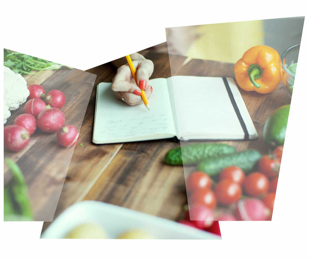 Leben mit NET: Eine Frau macht sich auf einem mit verschiedenen Gemüsen bedeckten Tisch Notizen.