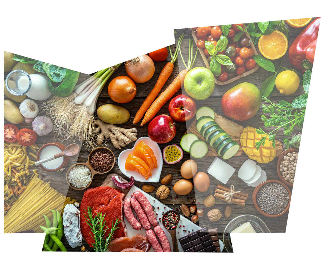 Leben mit NET: EIn Tisch voll mit gesunden Lebensmitteln wie Gemüse, Nüssen, Fisch und Obst.