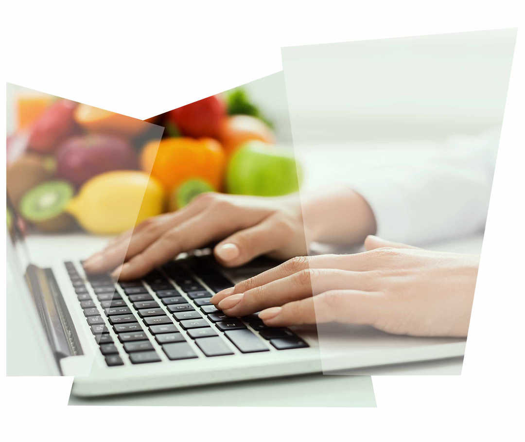 Leben mit NET: Eine Frau bei der Internetrecherche nach einem Ernährungsberater.