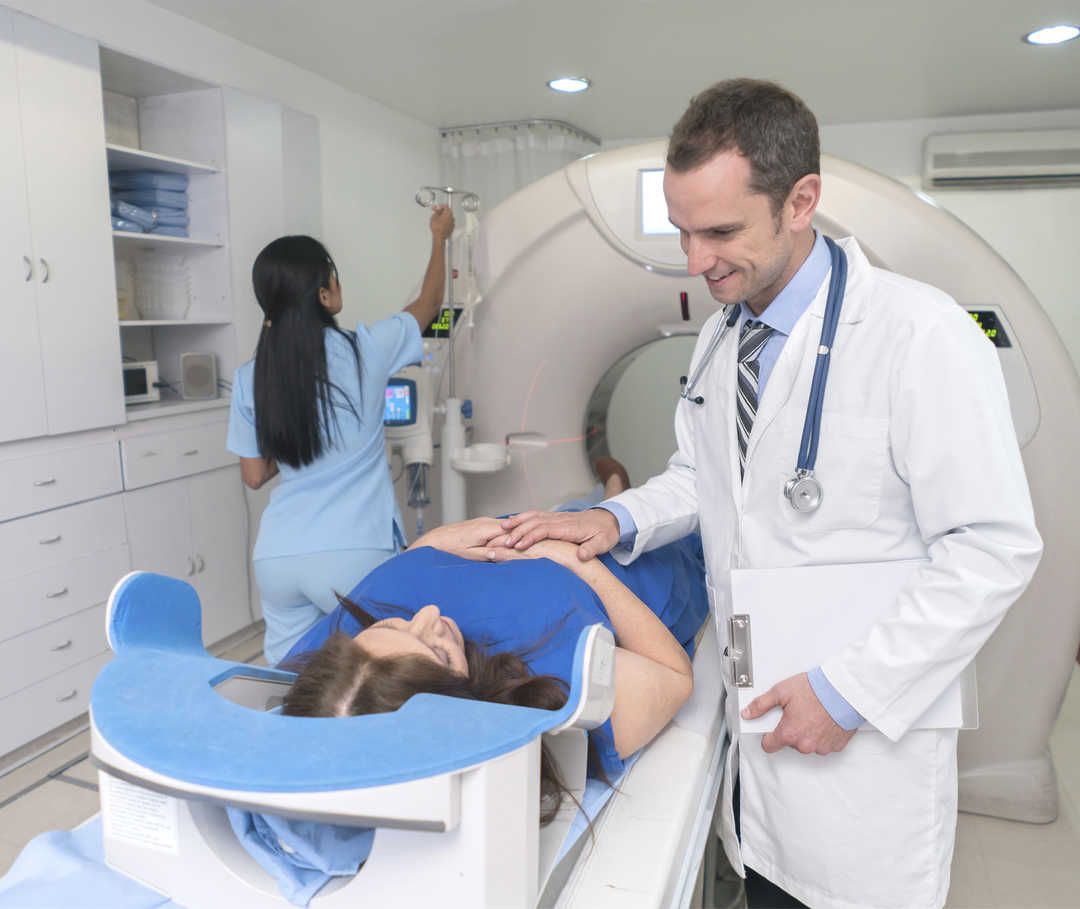 Leben mit NET: Ein Arzt spricht mit einer Patientin, die sich einer Computertomographie unterziehen wird Leben mit NET: Ein Arzt spricht mit einer Patientin, die sich einer Computertomographie unterziehen wird