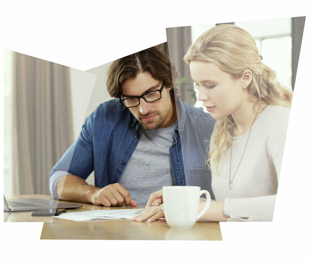 Leben mit NET: Ein Paar bearbeitet einen Antrag auf Sozialleistungen.