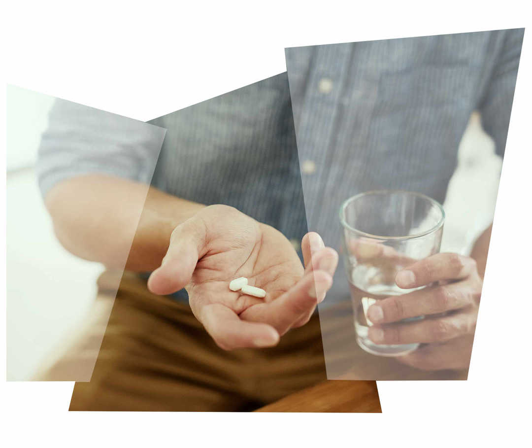 Leben mit NET: Ein Mann bei der Einnahme seiner Medikamente für seine zielgerichtete Therapie. Leben mit NET: Ein Mann bei der Einnahme seiner Medikamente für seine zielgerichtete Therapie.