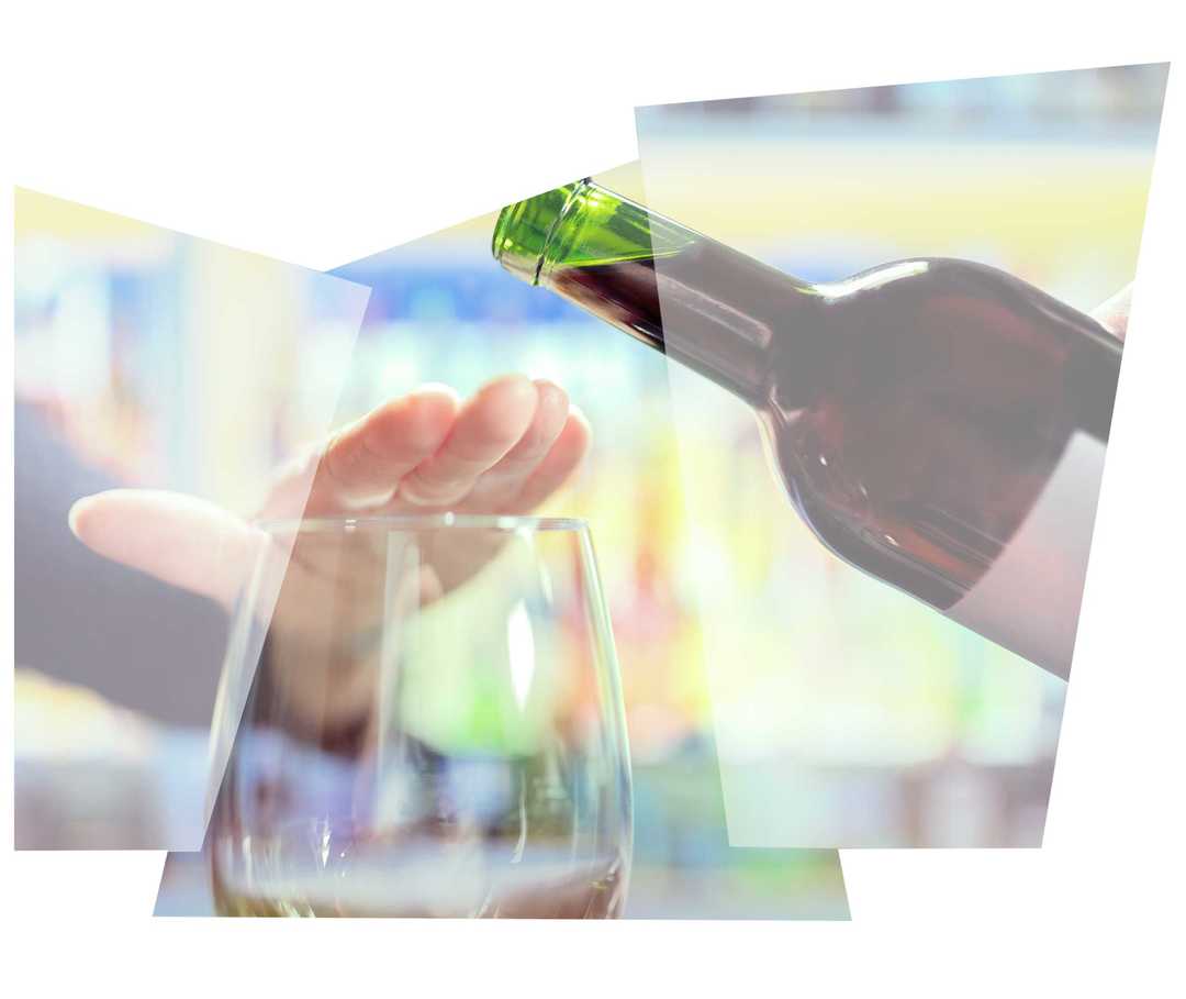 Eine Hand verhindert das einschenken von Wein in ein Glas