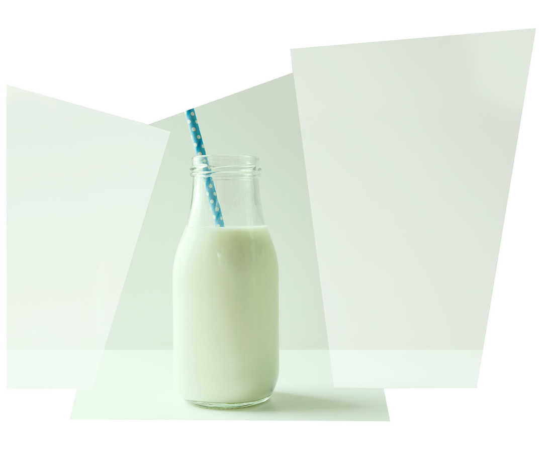 Ein Glas Milch mit einem Strohhalm