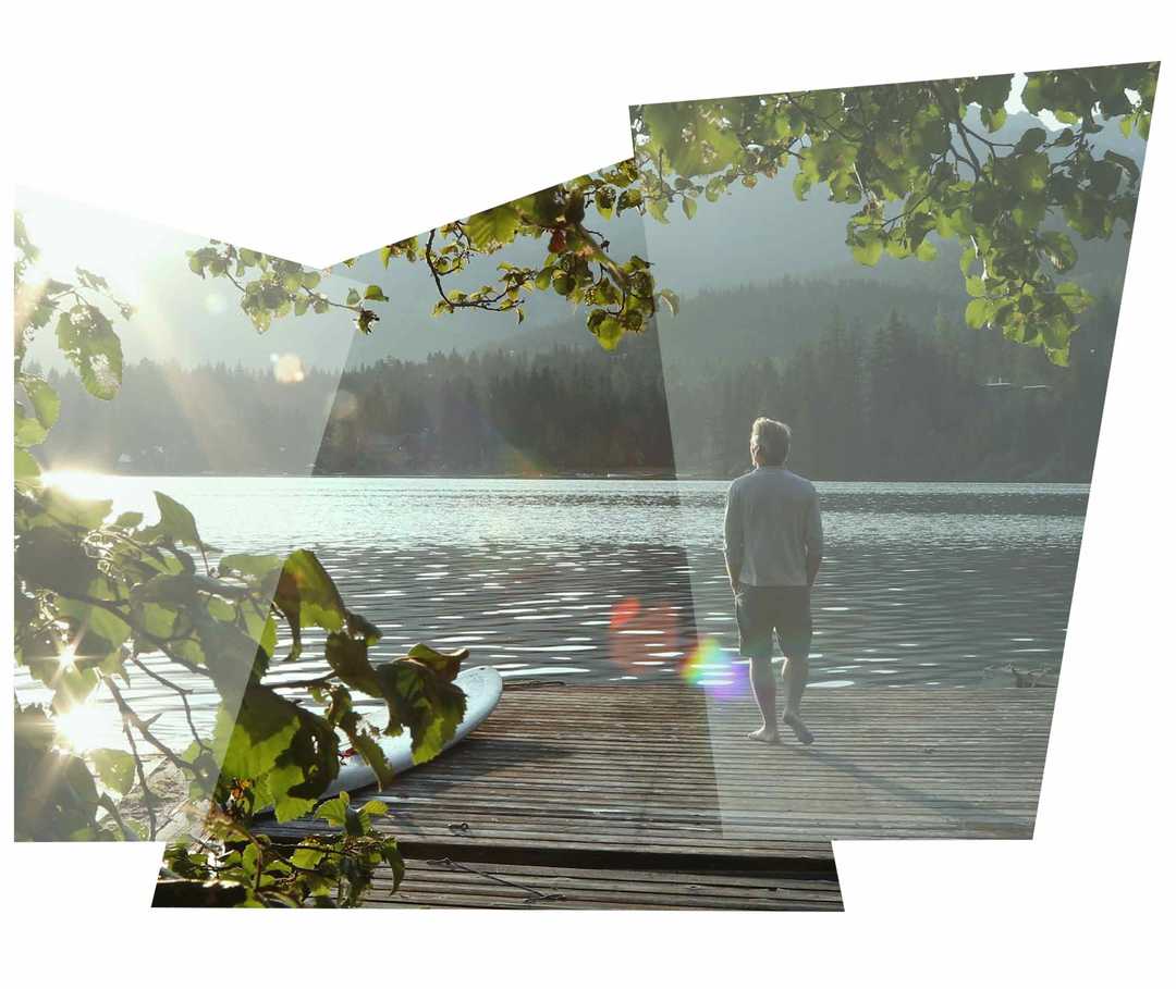 Ein Mann auf einem Steg am See