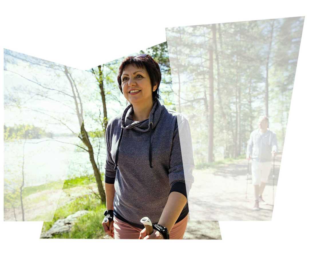 Eine dunkelhaarige Frau beim Walking