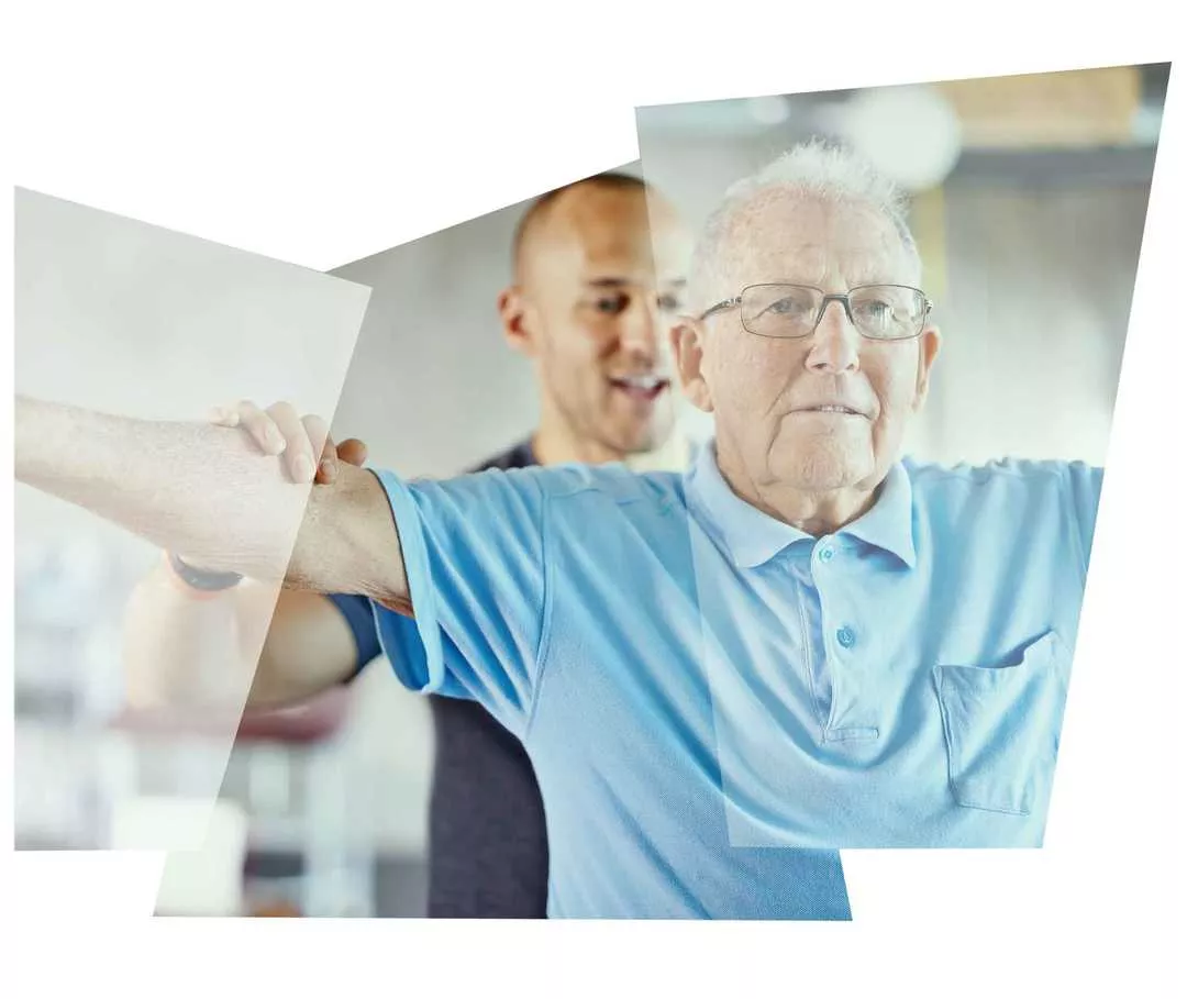 Ein älterer Mann bei der Gymnastik