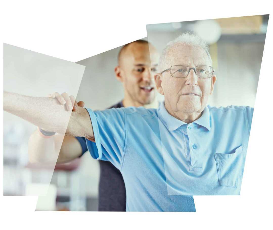 Ein älterer Mann bei der Gymnastik Ein älterer Mann bei der Gymnastik