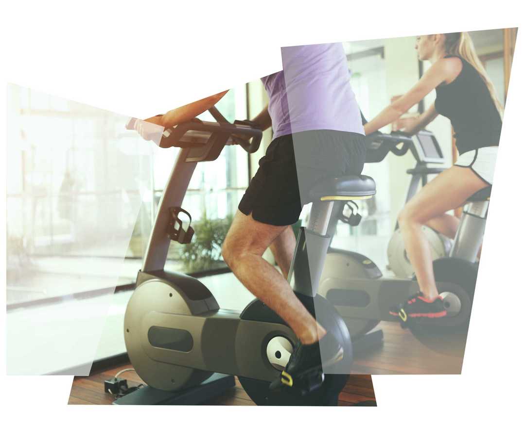 Zwei Personen auf Heimtrainern