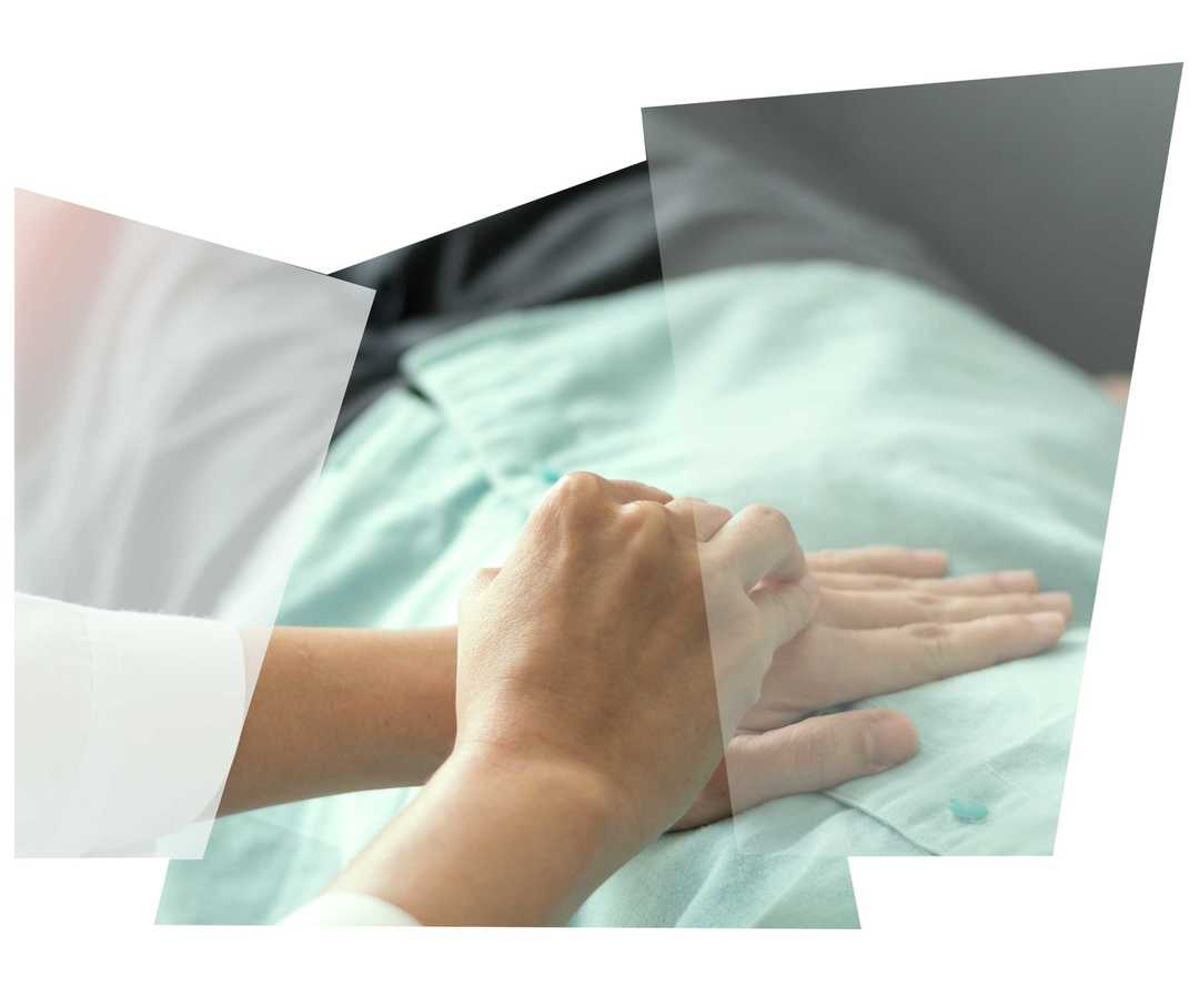 Hände tasten den Bauch eines Patienten ab