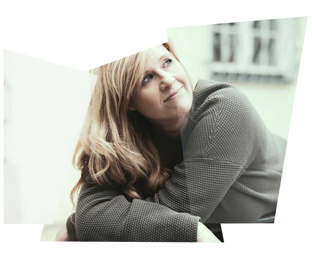 Blonde Frau schaut in die Ferne